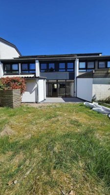 Neuwertiges Reihenmittelhaus mit PV-Anlage, Fußbodenheizung, neuem Dach, eigenem Garten & Garage