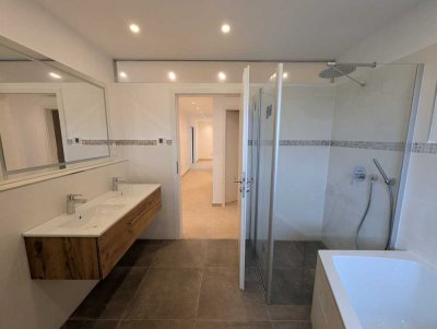 Stilvolle 4-Raum-Hochparterre-Wohnung mit luxuriöser Innenausstattung in Furth ,1000 m² Altbaumbest.