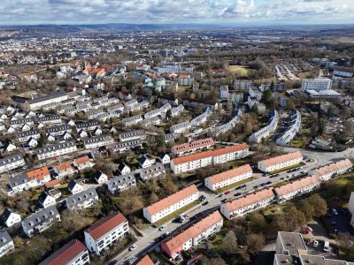 BESICHTIGUNGEN NOCH VOR OSTERN - Zuhause auf einer Ebene: charmante 2-Zi.-EG-Wohnung mit Substanz