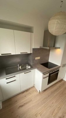 WG-geeignet und dirket an der Uni! Frisch renovierte 2 Zimmerwohnung mit EBK