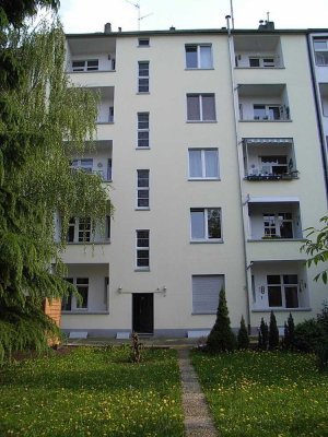 !Gemütliche & moderne Altbauwohnung mit großer Wohnküche, Balkon und Garten am nördl. Rand der City!