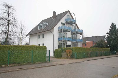 Stilvolle 2-Zimmer-Hochparterre-Wohnung mit gehobener Innenausstattung mit Balkon und EBK in Glinde
