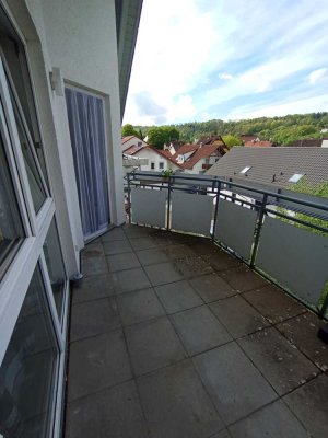 2 Zimmer - Dachgeschoss - großer Balkon - Einbauküche