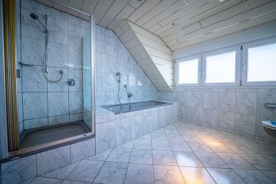 Lichtdurchflutete 3,5 Zimmerwohnung DG, in Varnhalt, mit Gartenanteil