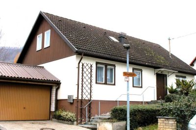 Schwedisches Einfamilienhaus mit Garten und Garage