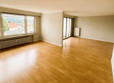 Renovierte 2 1/2 Zimmer-Wohnung mit Balkon und EBK mit Blick auf Hameln u. Klüt, provisionsfrei