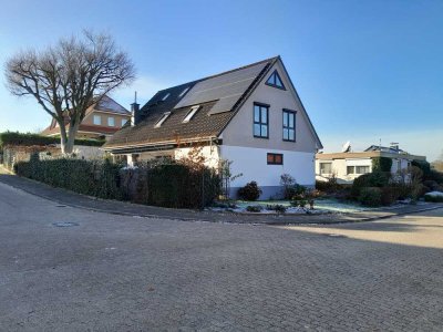 Von Privat : Exklusives Ein-Zweifamilienhaus mit 9 Zimmern in Buxtehude / Einliegerwohnung möglich.