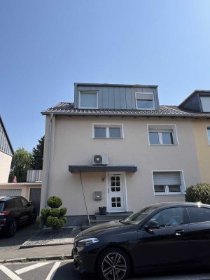Vollständig renovierte 3,5-Zimmer-Wohnung mit Balkon und EBK in Frechen