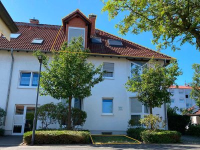 Helle 2-Zimmer-DG-Wohnung in ruhiger Lage - 2 Balkone, Stellplatz, moderne Küche & Parkettboden
