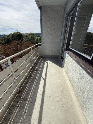 ***EINZIEHEN UND WOHLFÜHLEN - 3 ZIMMER, BALKON UND GARAGE***