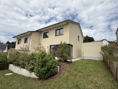 Neuwertige Doppelhaushälfte mit gehobener Innenausstattung und EBK in Ursensollen