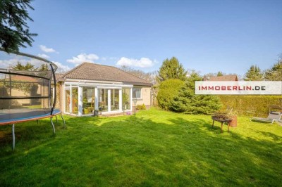 IMMOBERLIN.DE - Attraktiver Bungalow mit Wintergarten & Garage in ländlicher Lage vor den Toren Berl
