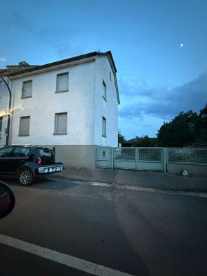 Familienfreundliches Zuhause mit Charme: Hübsches 2 Parteien-Haus mit großem Garten, Garage und Hof
