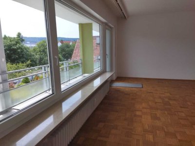 Schöne, helle und komfortabele 8 Zimmer Wohnung auf einer Etage