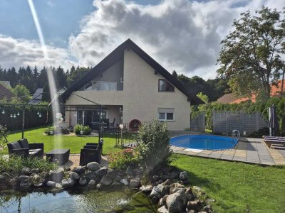Ihre neue Wellnessoase mit Stil.
Imposante Villa mit zwei Wohneinheiten und separatem Gästebereich.