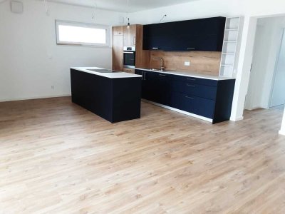 Schöne und neuwertige 4-Zimmer-Dachgeschosswohnung mit geh. Innenausstattung mit Balkon und EBK