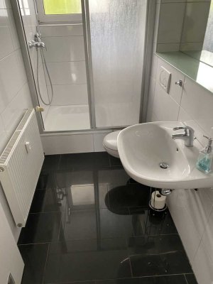 Citynah wohnen. Renovierte 2-Zi.-Wohnung, Küche, Diele, Duschbad mit Fenster & Aufzug.