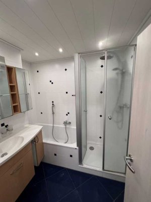 1 Zimmer Wohnung Helle und moderne  schaftsküche mit Herd