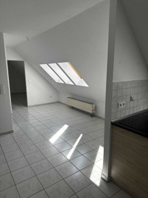 Schöne 3-Zimmer-Dachgeschosswohnung mit EBK in Hemhofen