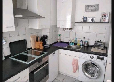 Teil-möblierte 2-Zimmer-Wohnung mit Balkon & Einbauküche inkl. Ausstattung