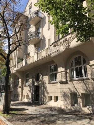Stylische 3,5-Zimmer-Wohnung mit gehobener Ausstattung (Echtholzparkett, Balkon, Einbauküche)