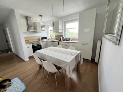 Eine gemütliche voll möblierte 2-Zimmer-Wohnung mit Balkon und Stellplatz