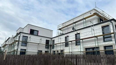 Neubau in idyllischer Lage: Moderne Doppelhaushälfte mit Garten, Terrasse und Stellplätzen