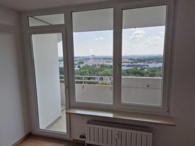 Helle 3-Zimmer-Wohnung mit Alpenblick, Loggia und neuer EBK in München Neuperlach