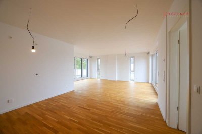 Die Yacht in der neuen Marina und die passende Penthousewohnung mit zwei Dachterrassen im Neubau