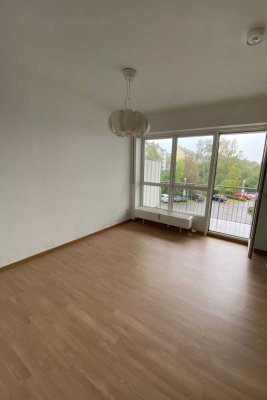 Stilvolle helle 2 Zimmer Wohnung mit EBK im 1 EG bodentiefen Fenstern & grünem Ausblick