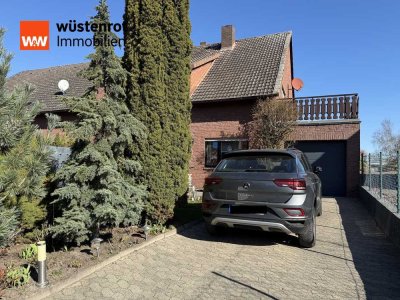 Ein Raumwunder ist diese hübsche gepflegte Doppelhaushälfte mit Garage, Nebengebäude und kl. Garten