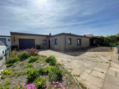 Frisch sanierter Bungalow mit privater Auffahrt in zweiter Reihe