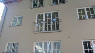 Lichtdurchflutete 2-ZW, offene EBK, Parkett, franz. Balkone, FbHZ, plus Stellplatz in FFM-Zeilsheim