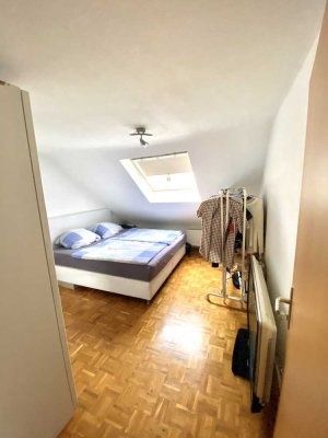 Charmante Dachgeschosswohnung im familiären Haus mit Garten und Einbauküche