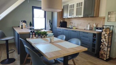Mainblick inklusive: Stilvoll ausgestattete Dachgeschosswohnung in idyllischer Lage - Preis VB