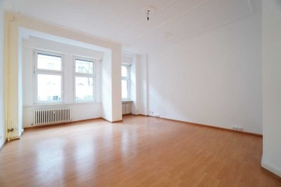 Renovierte Erdgeschosswohnung * Einbauküche * Wannenbad * Stuck