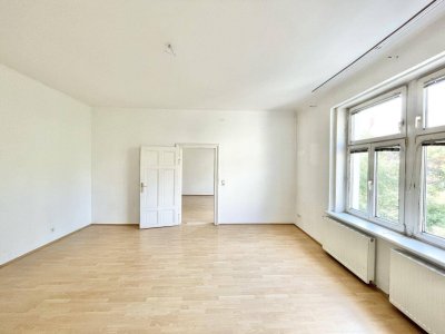 Brigittaplatz | Bezaubernde 2 Zimmer Altbau mit Potenzial &amp; Grünblick für unter €4.000/m2