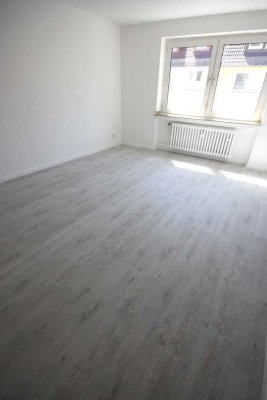 *Lichtdurchflutete 2-Zimmer-Wohnung*Bad mit Badewanne und Dusche*Balkon*