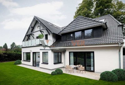 Stilvoll wohnen in historischem Ambiente: Großzügige Wohnung mit Wintergarten, Balkon und Garten