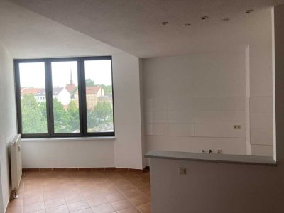 große geräumige 4-Raum-Wohnung m. kleinem Balkon u. Aufzug