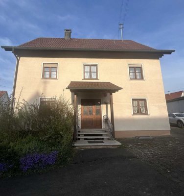 Einfamilienhaus mit großzügigen Nebengebäuden in Daugendorf