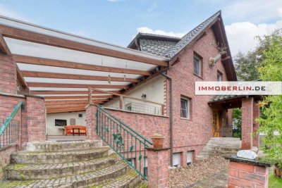 IMMOBERLIN.DE - Überzeugend gebautes Haus mit Einliegerwohnung, Garage & 4,1 Hektar Waldfläche