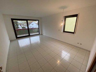 Perfekt geschnittene und renovierte 3-Zimmer-Wohnung mit Balkon, Einbauküche und TG-Platz in OF