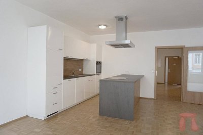 Interessante, moderne und großzügige Zwei-Zimmer-Stadtwohnung.