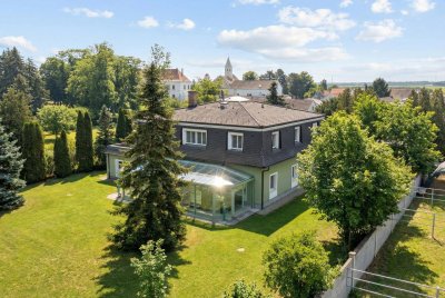 Elegantes Landhaus mit prachtvollem Garten und Teich im Umland von Wien