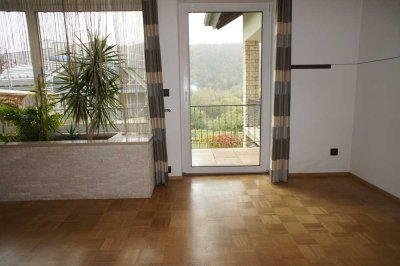 Panoramaaussicht von 5-Zimmer-Erdgeschosswohnung mit EBK und 2 Balkonen in Kipfenberg
