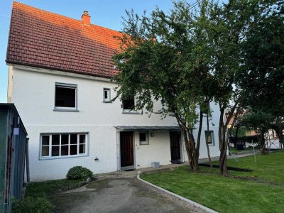 Charmante Doppelhaushälfte mit Balkon und EBK in Stuttgart Plieningen