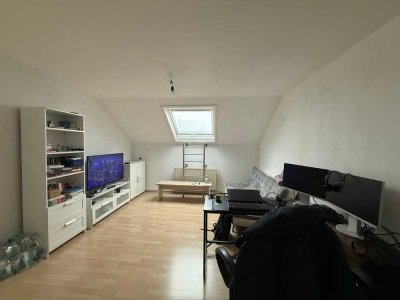 Gut geschnittene Dachgeschosswohnung mit neuer Einbauküche