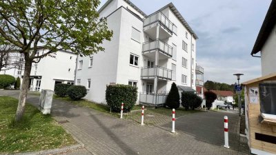 Gepflegte Wohnung mit drei Zimmern sowie Terasse und EBK in Bretten