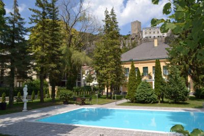 !KURZZEITMIETE ! SCHLÖSSCHEN MIT PARKANLAGE UND OUTDOOR-POOL